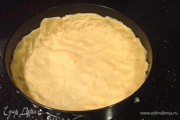 Выложить тесто в форму, сделать высокие бортики. Поставить в предварительно разогретую до 180 градусов духовку на 10 минут.