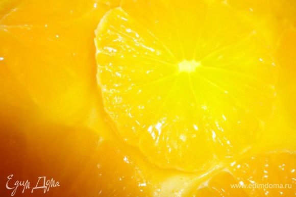 Другой апельсин очистить от кожицы и нарезать тонкими колечками. Выложить их на крем и залить оставшимся желатином.