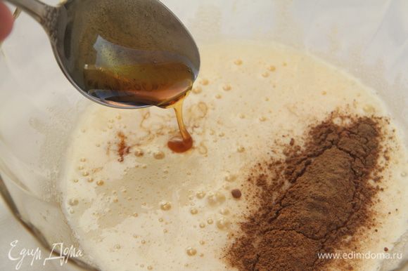 К яичной смеси добавить пряности, какао и мёд, перемешать.