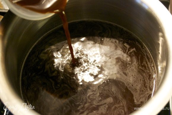 Как только сахар раствориться, влить свежесваренный кофе. Помешивая держать смесь на огне, пока алкоголь не выпариться... Готовый сироп-пропитку перелить в глубокую тарелку и оставить остывать.