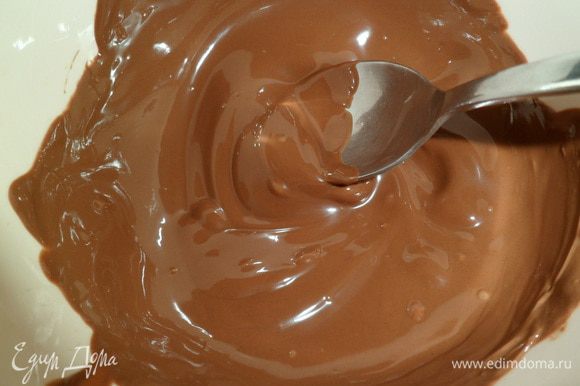 В микроволновой печи топим шоколад, можно добавить немного сливок или воды, чтобы шоколад при застывании не был твердым.