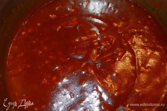 Переместить на чистое глубокое блюдо для запекания (casserole). Приготовить соус: Растопить масло (маргарин) на среднем огне, добавить давленный чеснок, протушить до золотистости, но чтобы чеснок не стал коричневым. Добавить консервированные помидоры-пюре (можно заменить на томат. пасту, разведенную томат. соком или водой). Влить мёд, перемешать. Отдельно взять и хорошо перемешать соевый соус с крахмалом, ввести в томатную смесь. Вскипятить, постоянно помешивая, пока масса не загустеет. Получается 2 1/4 ст (550 мл) соуса.