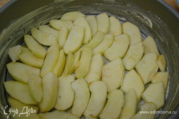 Очистить яблоки (2-3 шт., чтобы плотно покрыть дно формы); смазать стенки формы маслом, дно выстелить пергаментом, выложить яблоки.
