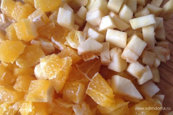 Апельсин и яблоко очистить, порезать на небольшие кубики.