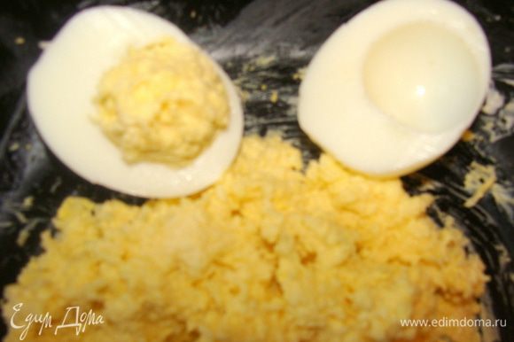 Добавить в смесь сметанки или майонеза, перемешать. Нафаршировать яйца и сложить их как целые.