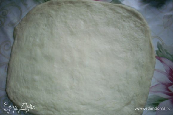 Тесто раскатываем в прямоугольный пласт толщиной около 0,5 см.