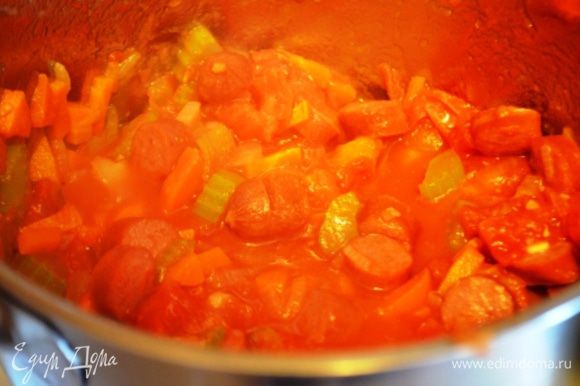Добавить томаты и чеснок, перемешать, посолить и поперчить и тушить еще 10 минут.
