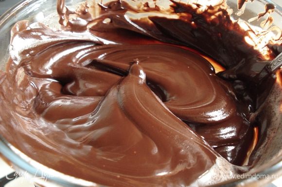 Шоколад растопить на водяной бане или в микроволновой печи. Включаем духовку на 180 градусов.