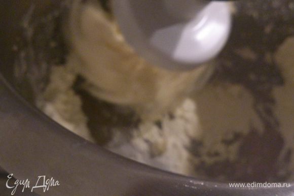 Для приготовления крема размягченное масло взбить с половиной сахара, добавить ванильный сахар.