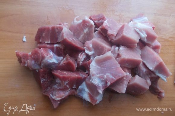 Мясо порезать и помолоть на мясорубке.