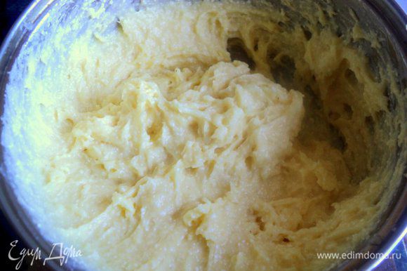 Слегка охладить тесто, затем по одному добавить яйца, размешивая миксером до однородности и гладкости.