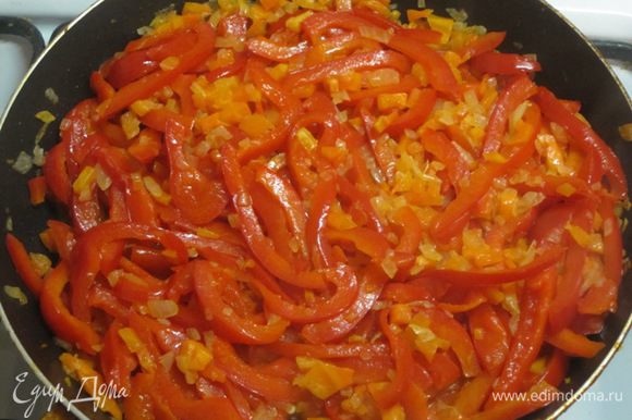 Затем добавить нарезанный перец. Обжарить вместе с луком и морковью.