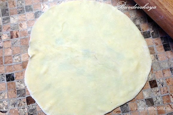 Выложить тесто на слегка присыпанный мукой стол, скатать толстую колбаску и разрезать на 10–12 частей. Раскатать скалкой каждый кусочек в тонкую лепешку диаметром примерно 15 см.