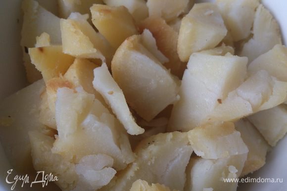 Картофель запечь или отварить в кожуре. Остудить, очистить и порезать.