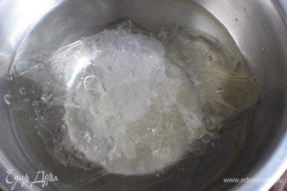Желатин замочить в холодной воде на 5 минут. Молоко подогреть, ввести отжатый желатин и перемешать до полного его растворения.