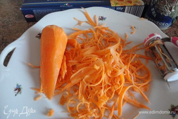 Морковь с помощью овощечистки – длинными тонкими полосками.