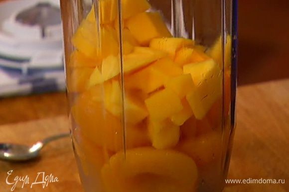 Персики и манго выложить в чашу блендера.