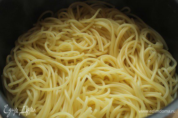 Сварить спагетти аль денте, воду слить.