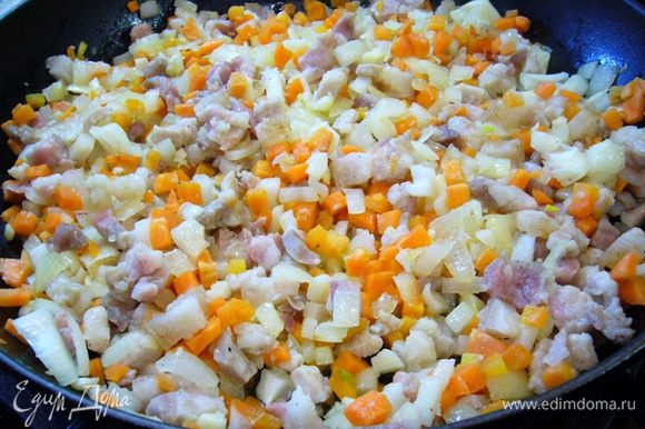 Морковку почистить – порезать кубиками, лук освободить от шелухи, порезать (луковицу взять покрупнее!), чесночок очистить и раздавить плоской стороной ножа. Сало порезать. На оливковом масле потомить сало вместе с луком, морковью, чесноком. Колбасу режем кубиками, добавляем к поджарке.