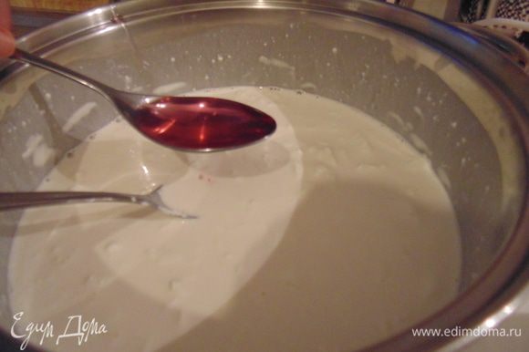 Оставшееся молоко, сливки и маскарпоне хорошо перемешать, влить остывший молочный сироп, 5 ст.л. розовой воды и клубничное пюре, перемешать.