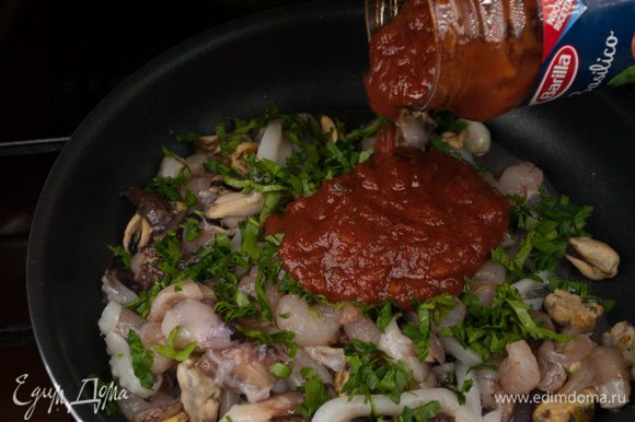 Добавить томатный соус и тушить в течение 10 мин.