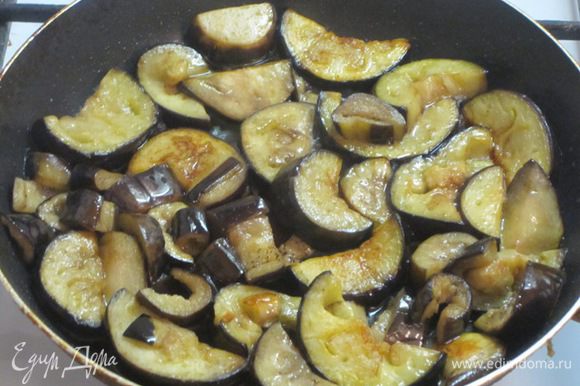 Подготовленные баклажаны выложить в сотейник или сковороду с разогретым растительным маслом и жарить, помешивая, в течение 10-12 минут.