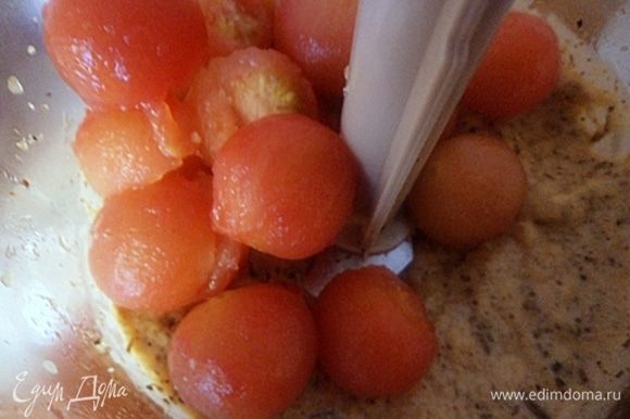 Тщательно перемешать помидоры с ореховой смесью.