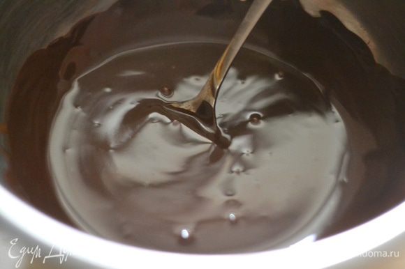 Включить духовку на температуру 160 градусов. Растопить на водяной бане черный шоколад.