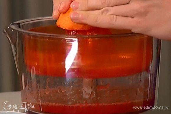 Из четырех апельсинов выжать сок и перелить в небольшую кастрюлю.