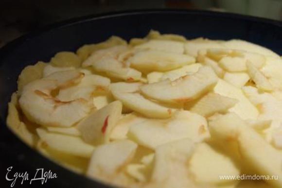 Яблоки выложить в форму, отправить в духовку на 20 минут при 180 гр.
