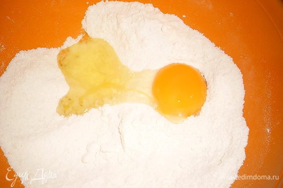 В сухую смесь по одному добавляем яйца, после каждого взбивая до полной однородности массы.