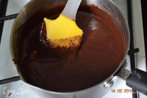 Шоколадный ганаш: 125 мл сливок доводим до кипения(не кипятить), распускаем в горячих сливках 60 г масла и наломаный шоколад. Вымешать лопаточкой до однородности, влить 1 ст л коньяка.
