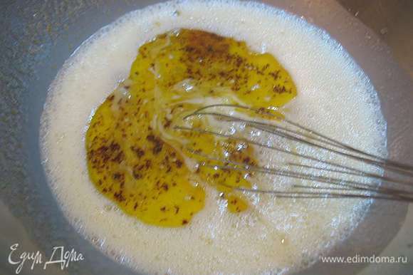 К яично-йогуртовой массе добавить охлажденное коричневое масло и перемешать.