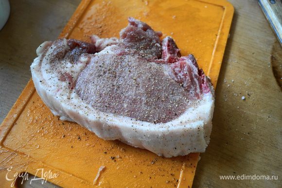 Свиные отбивные толщиной 1,5-2 см. натереть с 2х сторон солью и смесью перцев.
