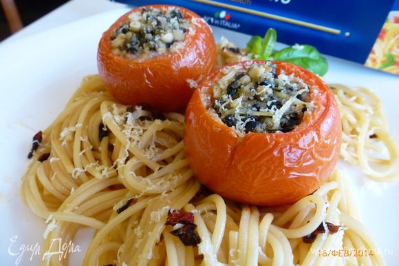 К соусу добавляем спагетти, аккуратно перемешиваем. На каждую тарелку выкладываем спагетти и по 2 помидора. Посыпаем пармезаном, украшаем базиликом. Приятного аппетита!