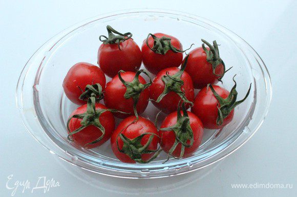 В оригинальном рецепте используются вяленые помидоры... Я заменила их на запеченные... Помидоры помыть, обсушить и сложить в небольшую форму для запекания.