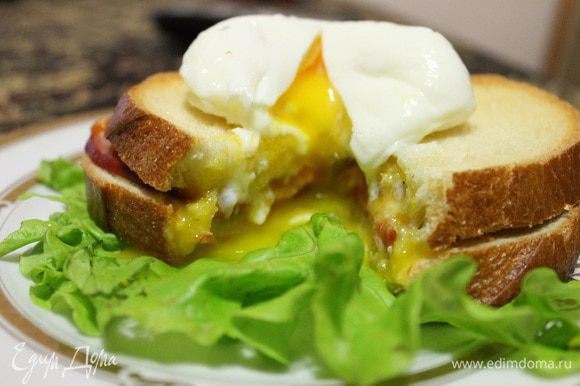 Выкладываем на тарелочку наш бутерброд, сверху кладем яйцо Пашот, разрезаем пополам и наслаждаемся. Приятного аппетита!))