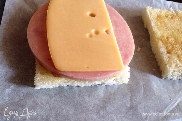 На один кусок хлебы кладем кусочек сыра-на него кусочек ветчины и сверху еще кусочек сыра.