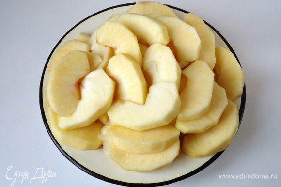 Яблоки очистить от кожуры, удалить сердцевину, нарезать дольками. *Для этого десерта лучше брать кисло-сладкие яблоки, лучше всего зеленые.