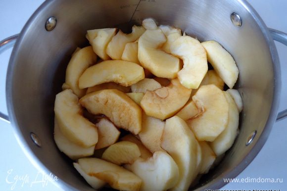 Сложить их в кастрюлю, добавить соду, залить крепким чаем. Поставить кастрюлю с яблоками на огонь, довести до кипения, варить до мягкости яблок, у меня ушло на этот процесс примерно 10 -15 минут. Во время кипения содержимое кастрюли сильно пузырится, т.к. будет происходить гашение соды яблочной кислотой.