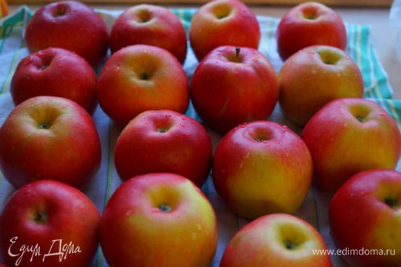 Для приготовления этого десерта берем вкусные кисло - сладкие крупные яблоки. Почистить и порезать их дольками.
