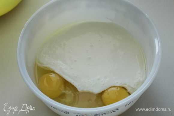 В другой миске размешиваем кефир с яйцами, сахаром и солью, лимонным соком и растительным маслом.