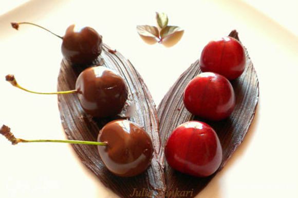 Делаем шоколадную лодочку смотрите здесь: http://www.edimdoma.ru/retsepty/55499-klubnichnye-tsvety-ili-klubnika-v-shokolade