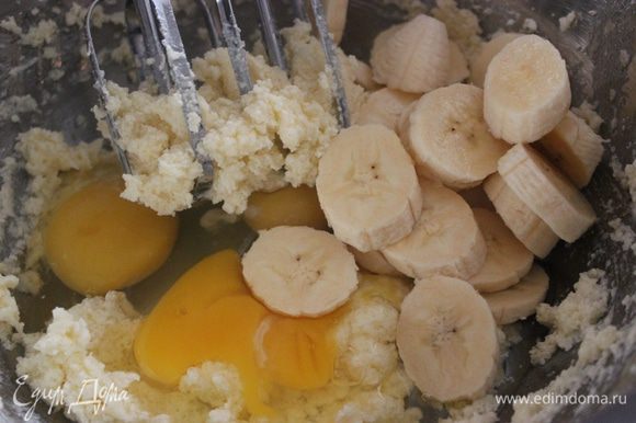 Готовим брауни. Взбить масло с сахаром и медом, добавить яйца и банан.