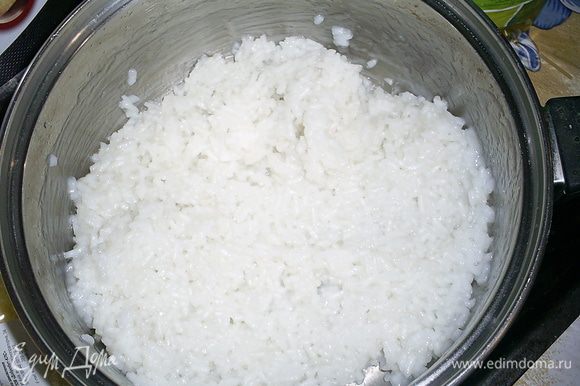 Рис отварить до готовности в стакане (250мл) подсоленной воды. Остудить.