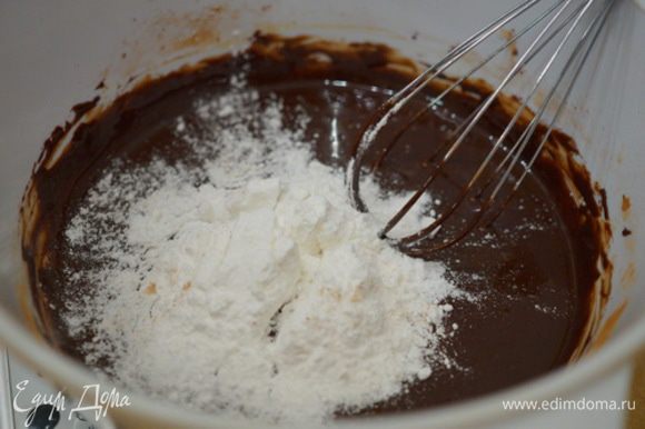 Добавляем сахарную пудру, щепотку соли и также продолжаем хорошо смешивать.