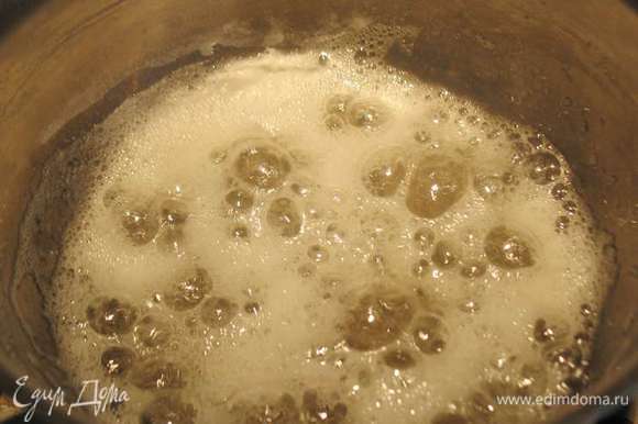 ГОТОВИМ КРЕМ. Замочить желатин холодной водой для набухания. Сахарную пудру(95 г) залить водой (30 г) и прогреть ее до 121 градуса.