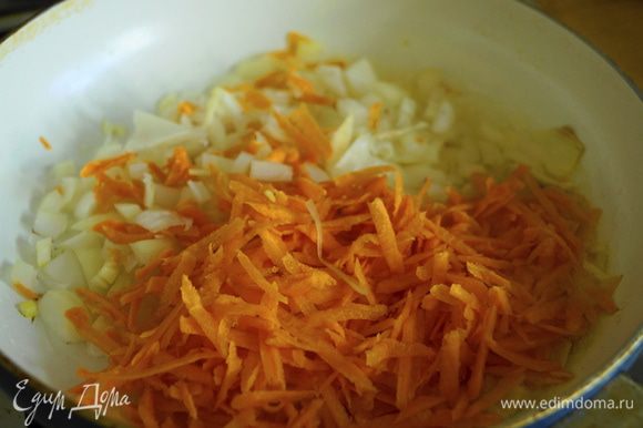 Тем временем нарезать лук и натереть морковь.Обжарить на растительном масле до золотистого цвета
