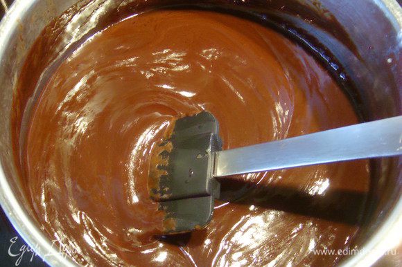 В 100 мл сливках растопить шоколад, добавить 2 ст л рома, остудить около 5 мин. и залить глазурью торт. Торт поставить мин. на 3 ч. в холодильник,