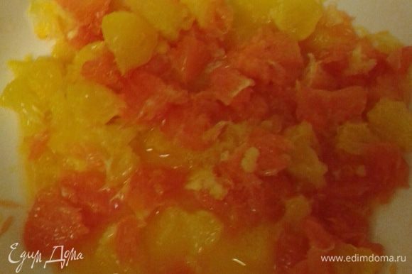 Далее готовим апельсиновый бисквит: отделить мякоть апельсина от кожуры и пленок, сохраняя сок.